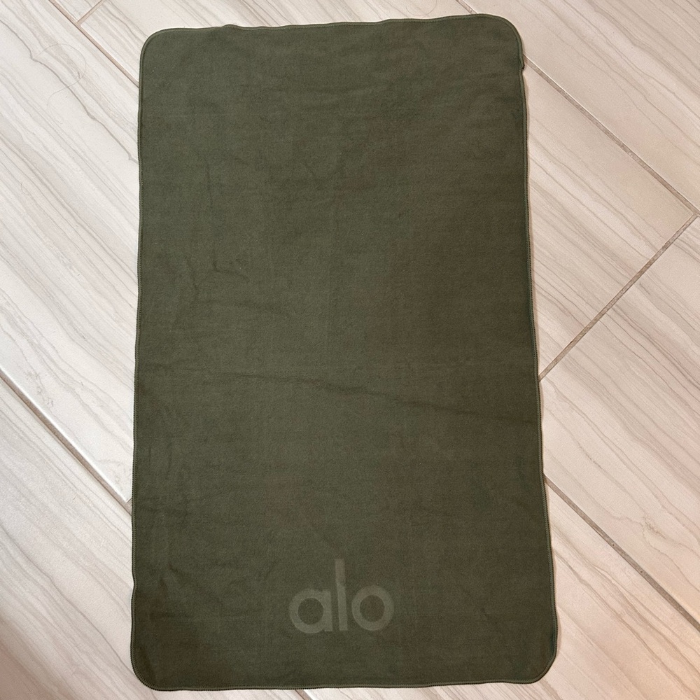 Alo Performance No Sweat Hand Towel